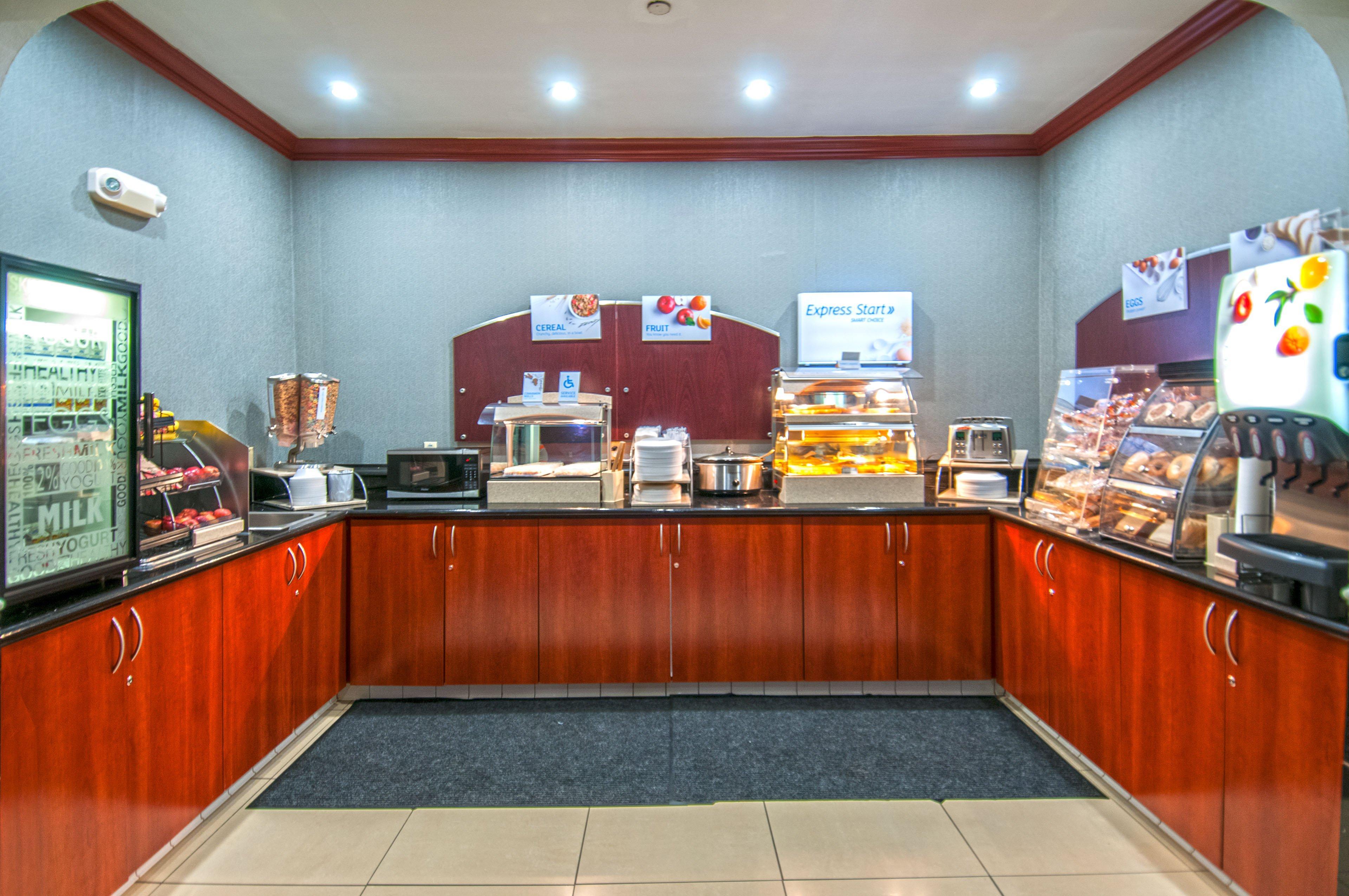 Holiday Inn Express & Suites Bakersfield Central By Ihg Екстер'єр фото