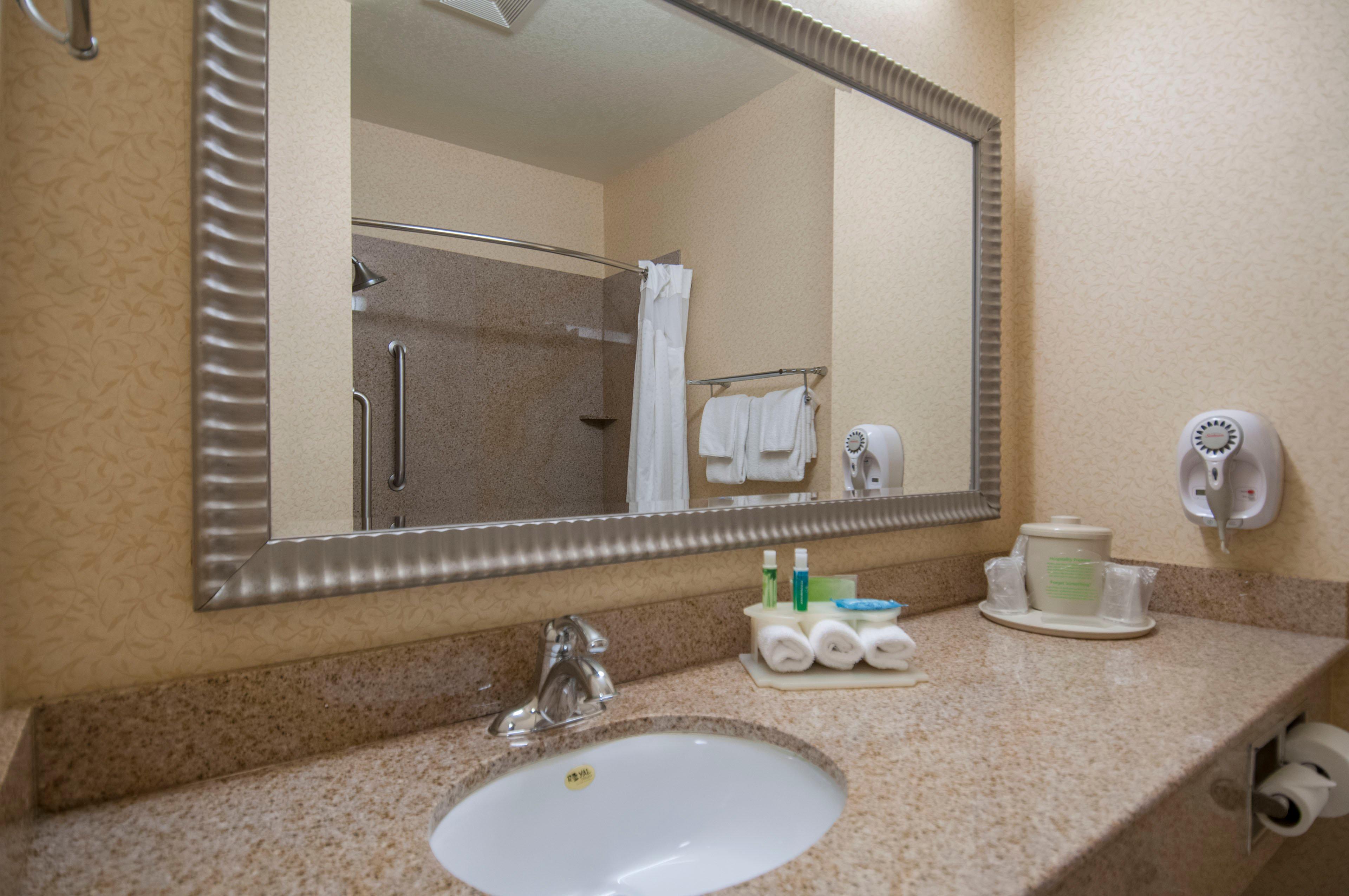 Holiday Inn Express & Suites Bakersfield Central By Ihg Екстер'єр фото