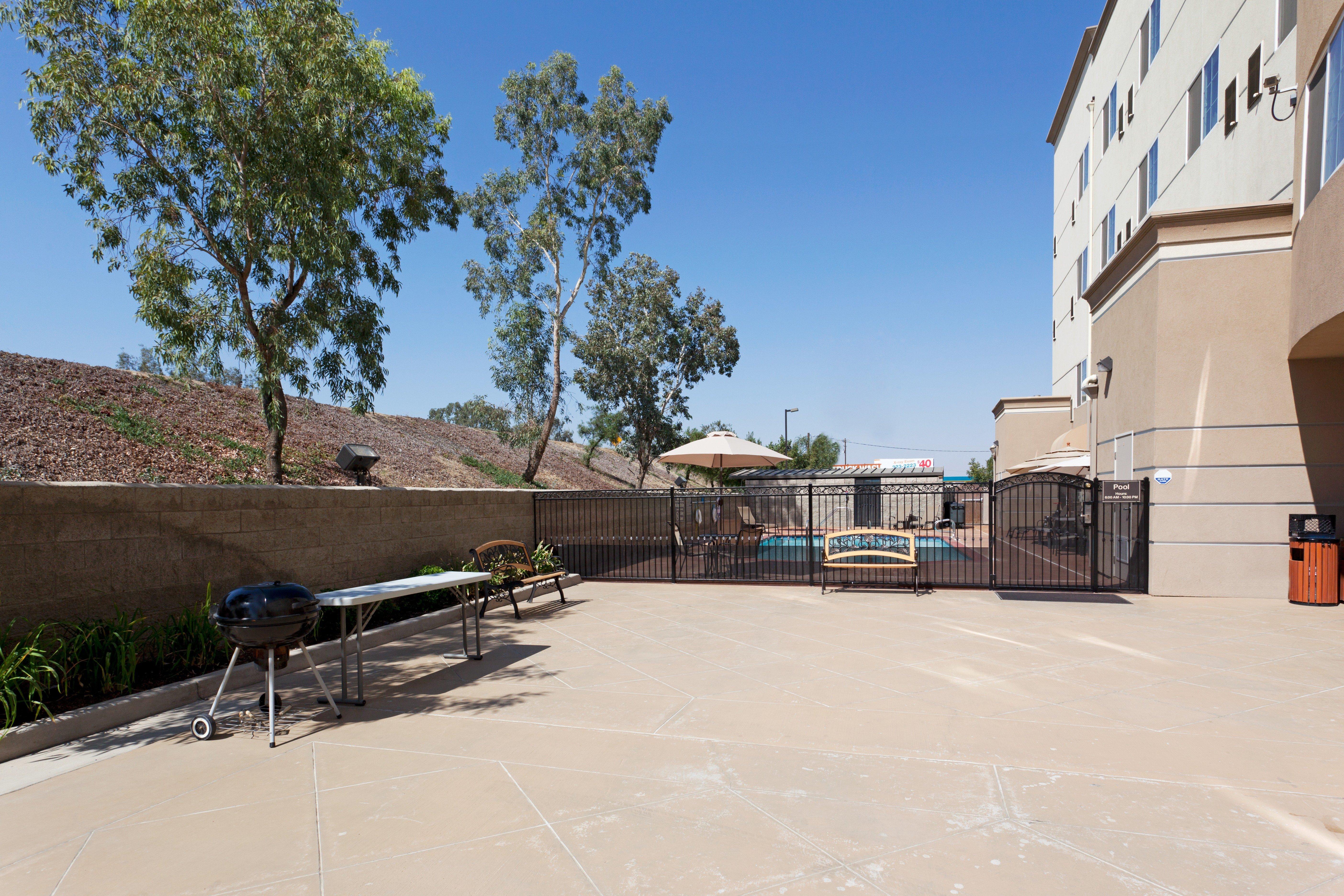 Holiday Inn Express & Suites Bakersfield Central By Ihg Номер фото