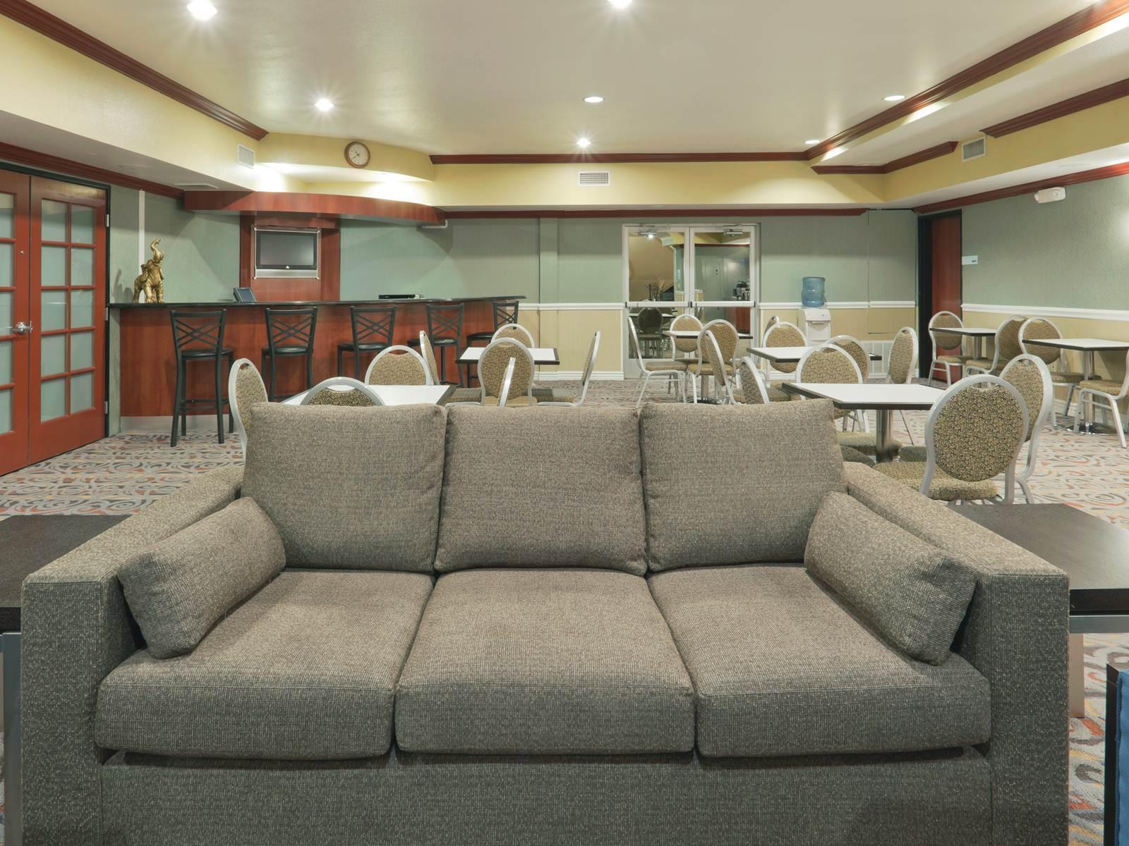 Holiday Inn Express & Suites Bakersfield Central By Ihg Екстер'єр фото