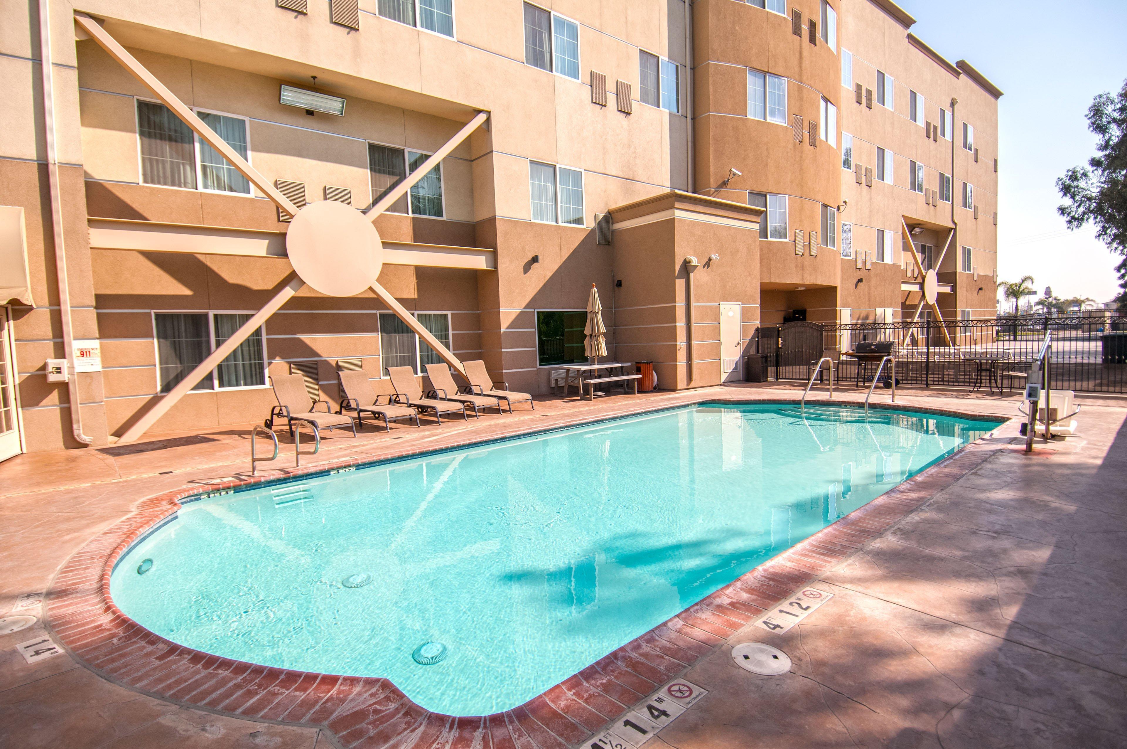 Holiday Inn Express & Suites Bakersfield Central By Ihg Екстер'єр фото