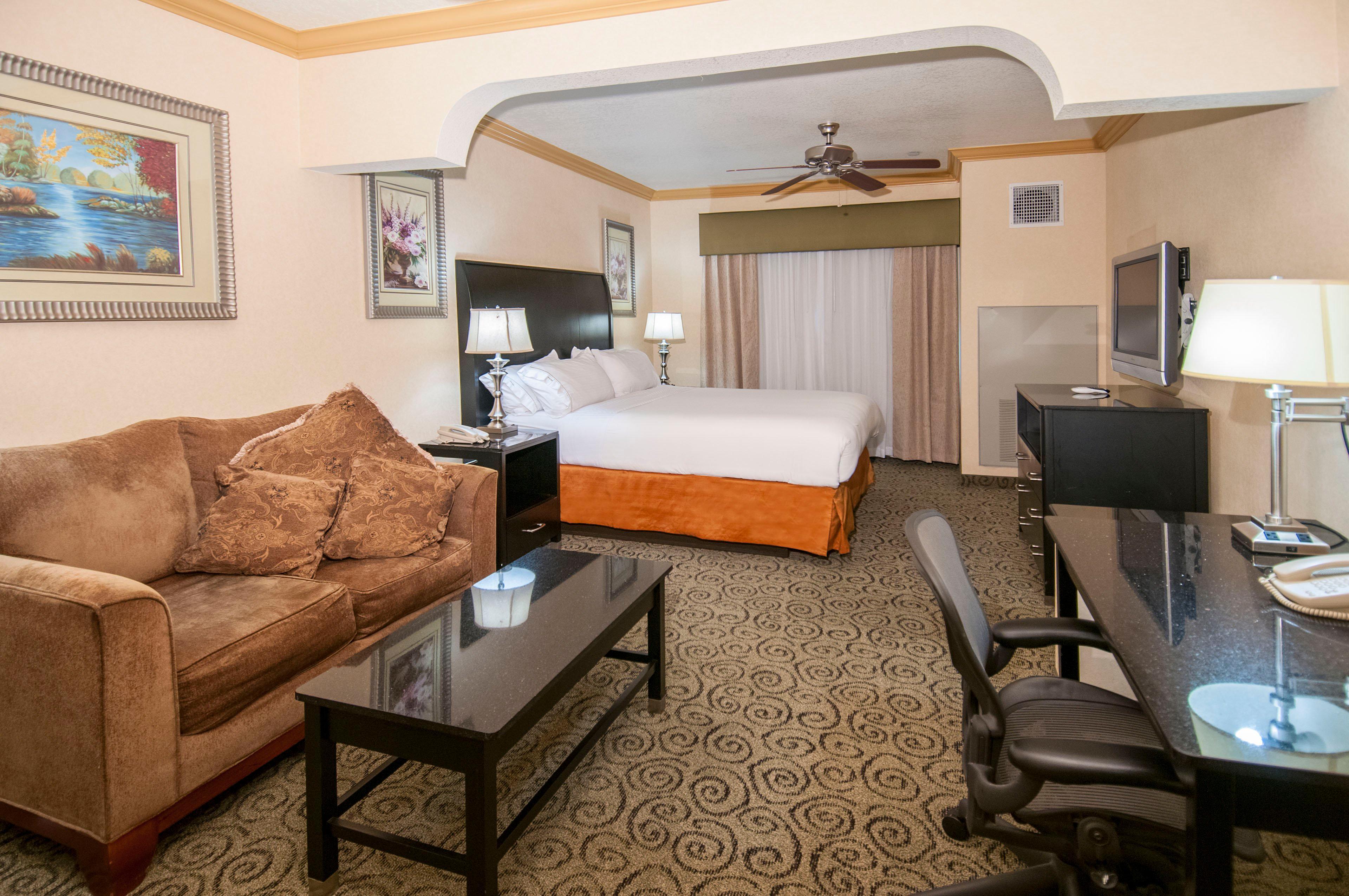 Holiday Inn Express & Suites Bakersfield Central By Ihg Екстер'єр фото