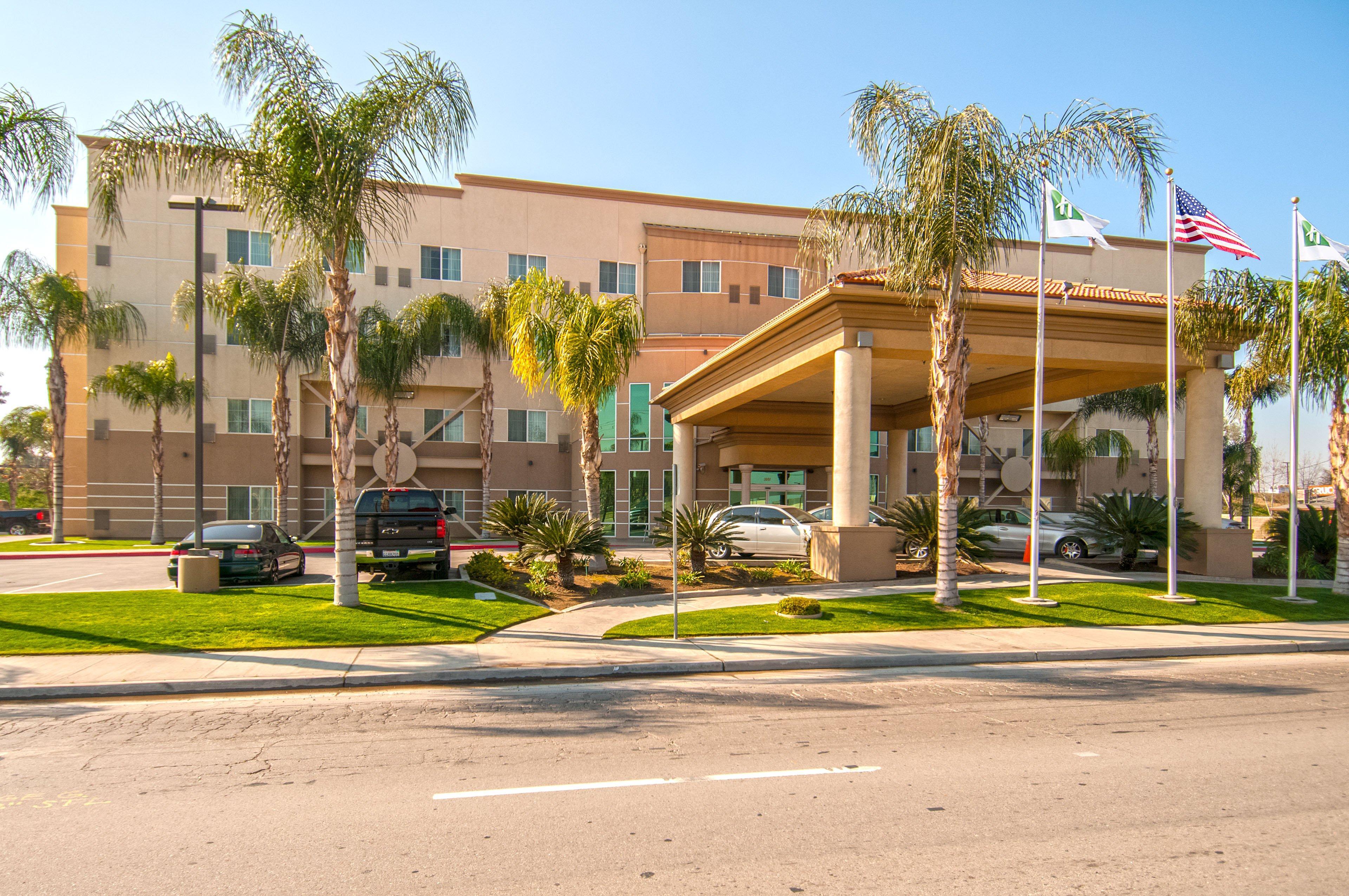 Holiday Inn Express & Suites Bakersfield Central By Ihg Екстер'єр фото