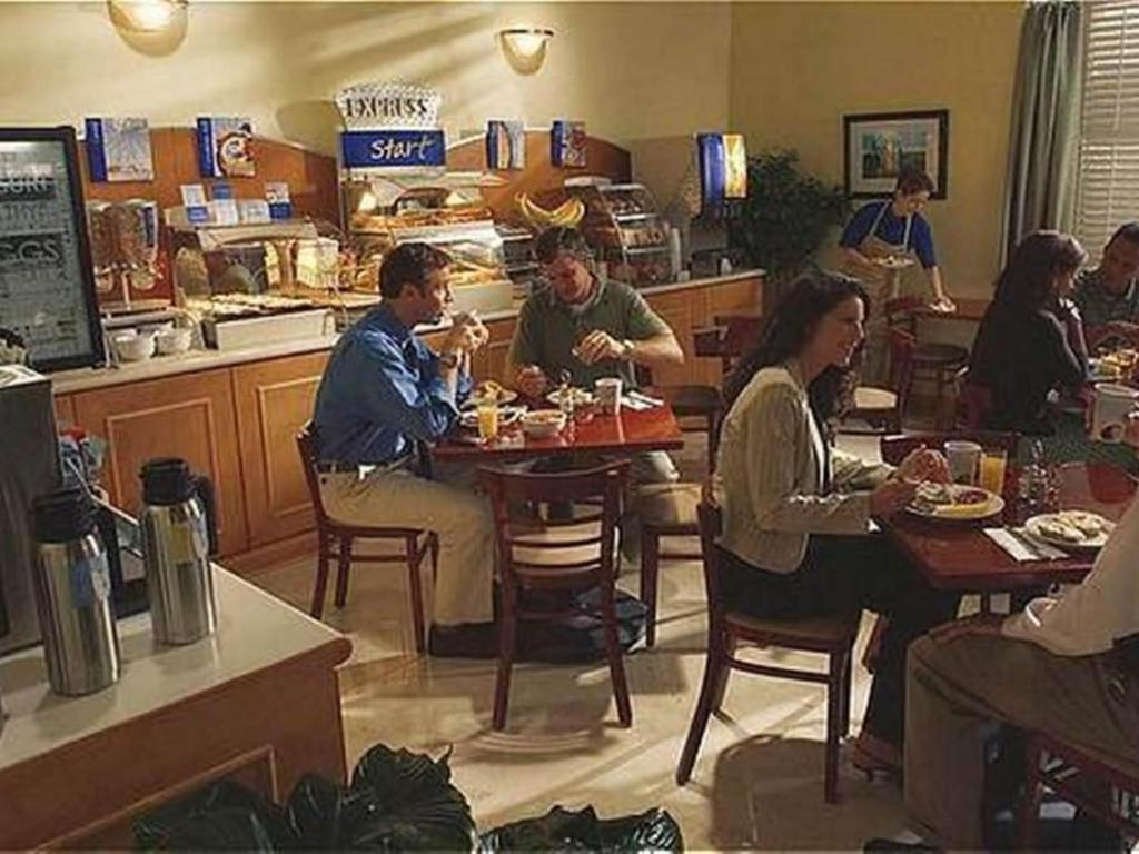 Holiday Inn Express & Suites Bakersfield Central By Ihg Екстер'єр фото