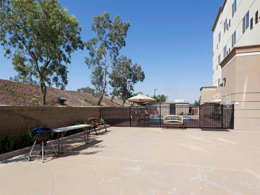 Holiday Inn Express & Suites Bakersfield Central By Ihg Екстер'єр фото