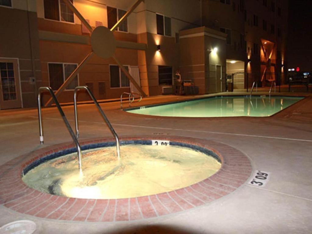 Holiday Inn Express & Suites Bakersfield Central By Ihg Екстер'єр фото
