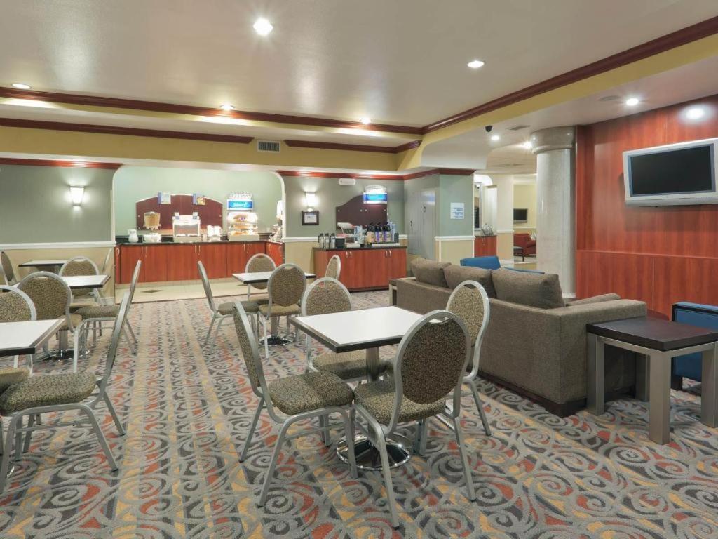 Holiday Inn Express & Suites Bakersfield Central By Ihg Екстер'єр фото