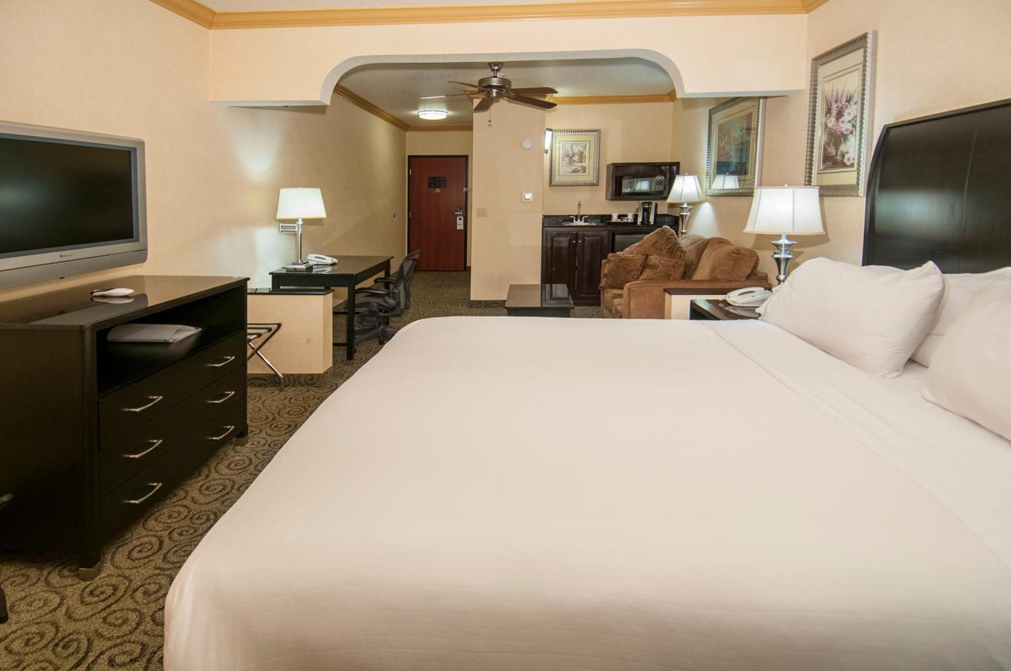 Holiday Inn Express & Suites Bakersfield Central By Ihg Екстер'єр фото