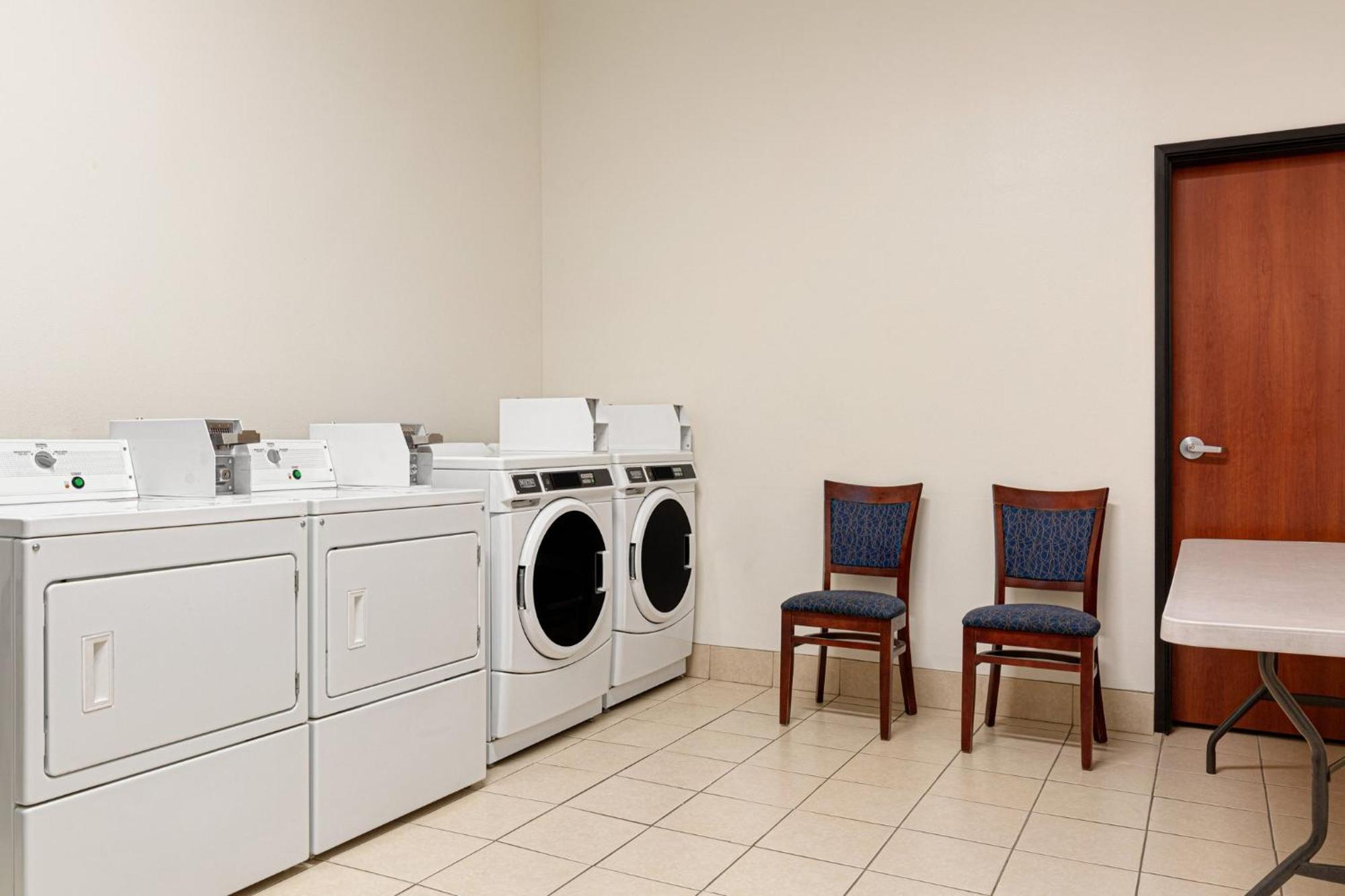 Holiday Inn Express & Suites Bakersfield Central By Ihg Екстер'єр фото