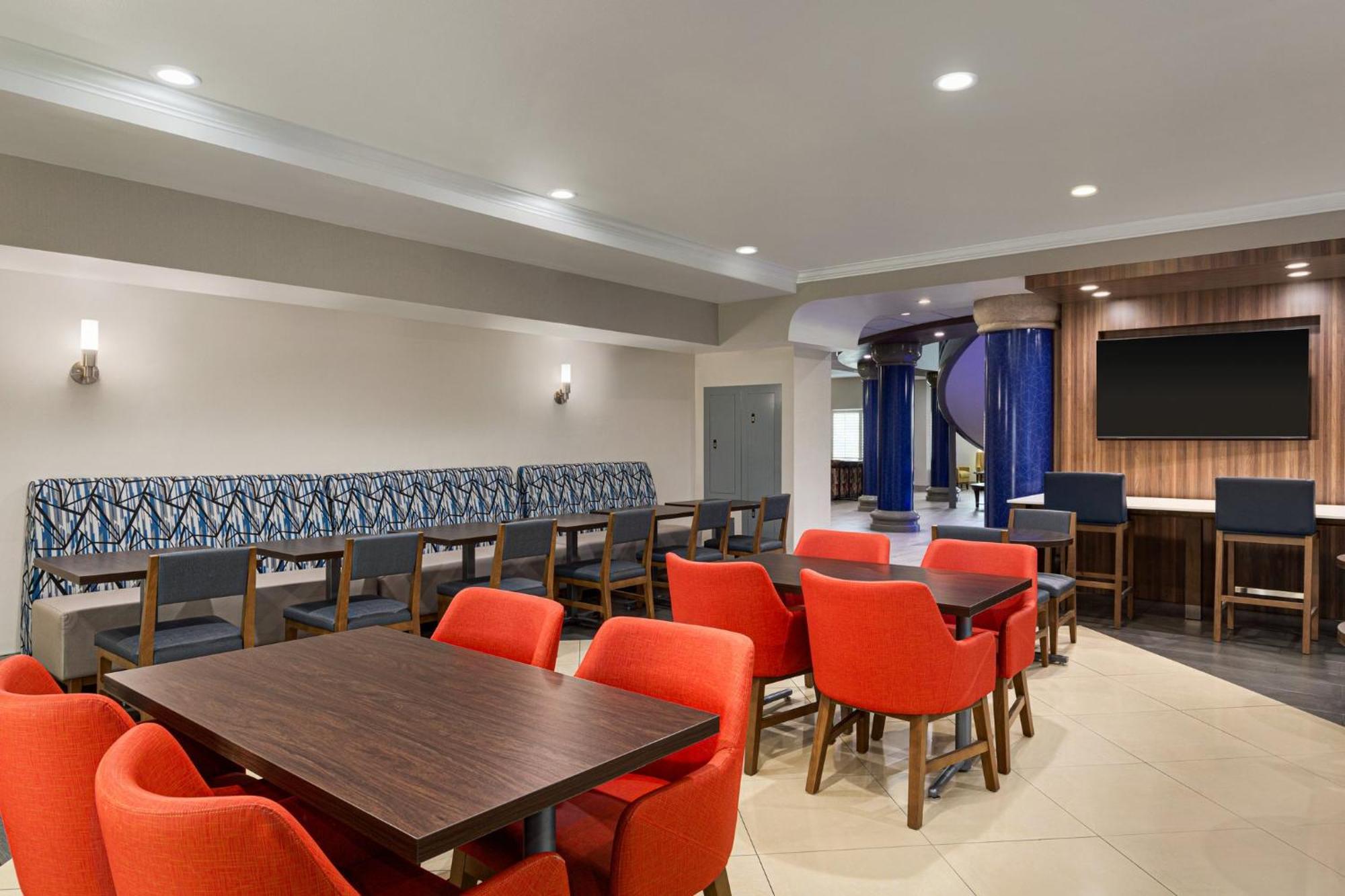 Holiday Inn Express & Suites Bakersfield Central By Ihg Екстер'єр фото