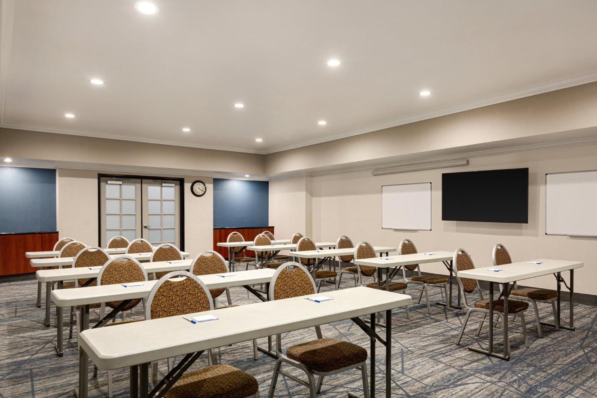 Holiday Inn Express & Suites Bakersfield Central By Ihg Екстер'єр фото