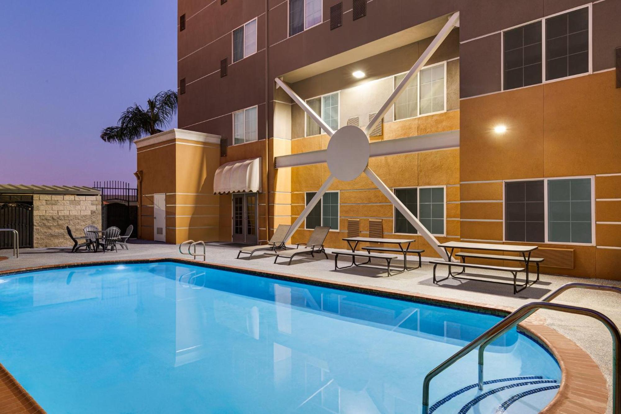 Holiday Inn Express & Suites Bakersfield Central By Ihg Екстер'єр фото