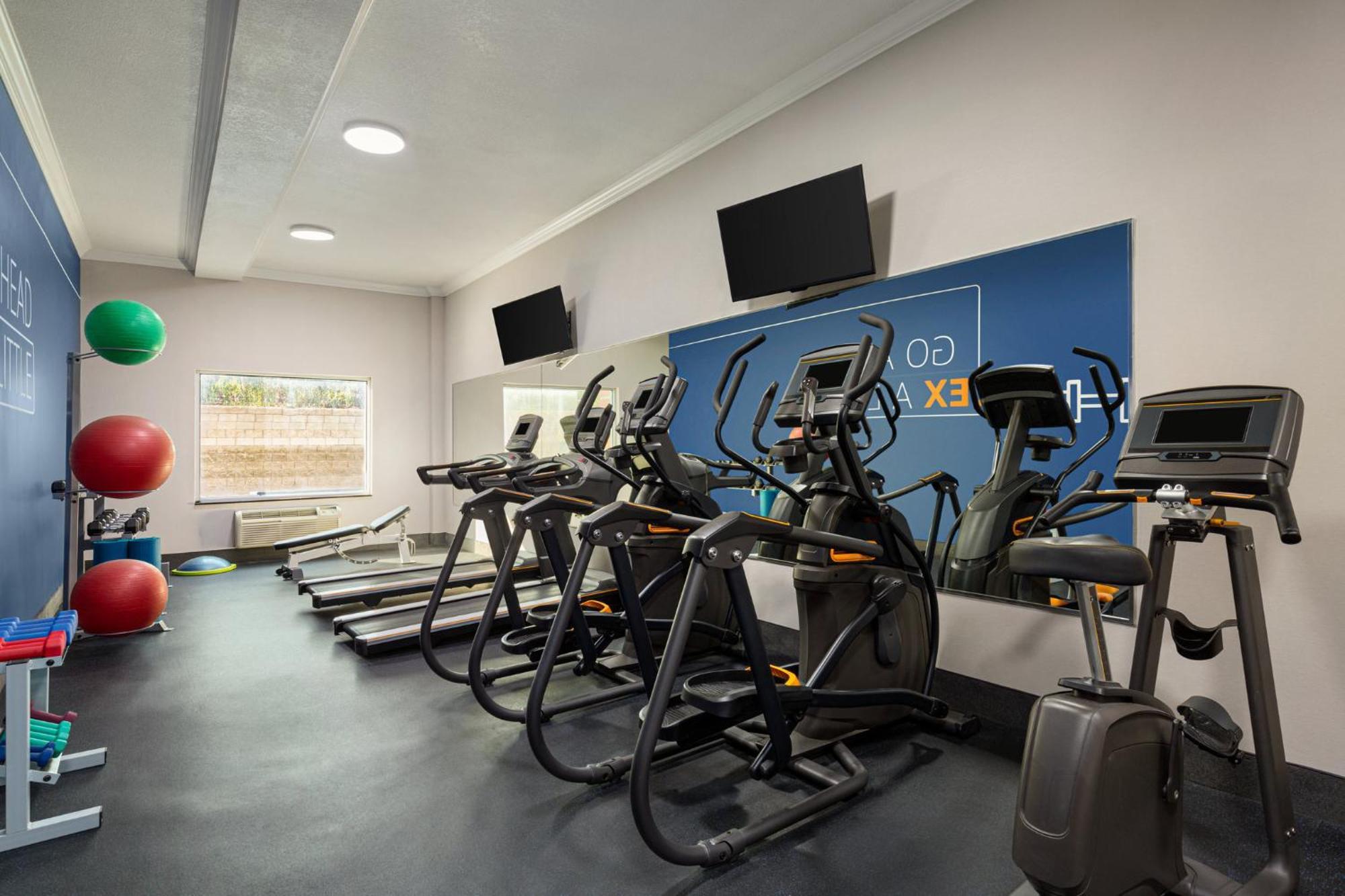 Holiday Inn Express & Suites Bakersfield Central By Ihg Екстер'єр фото