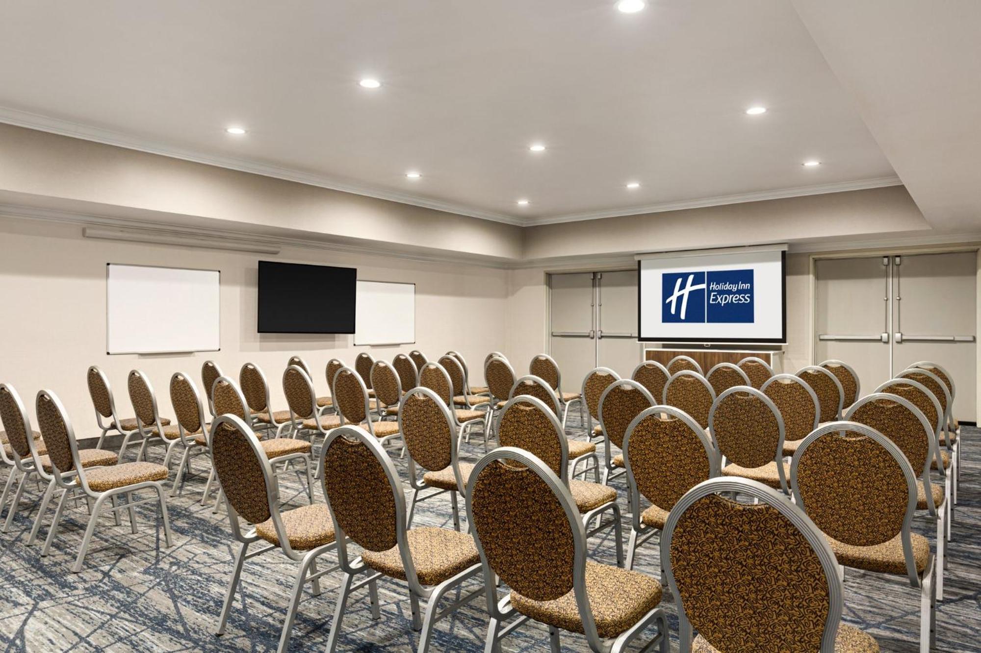 Holiday Inn Express & Suites Bakersfield Central By Ihg Екстер'єр фото