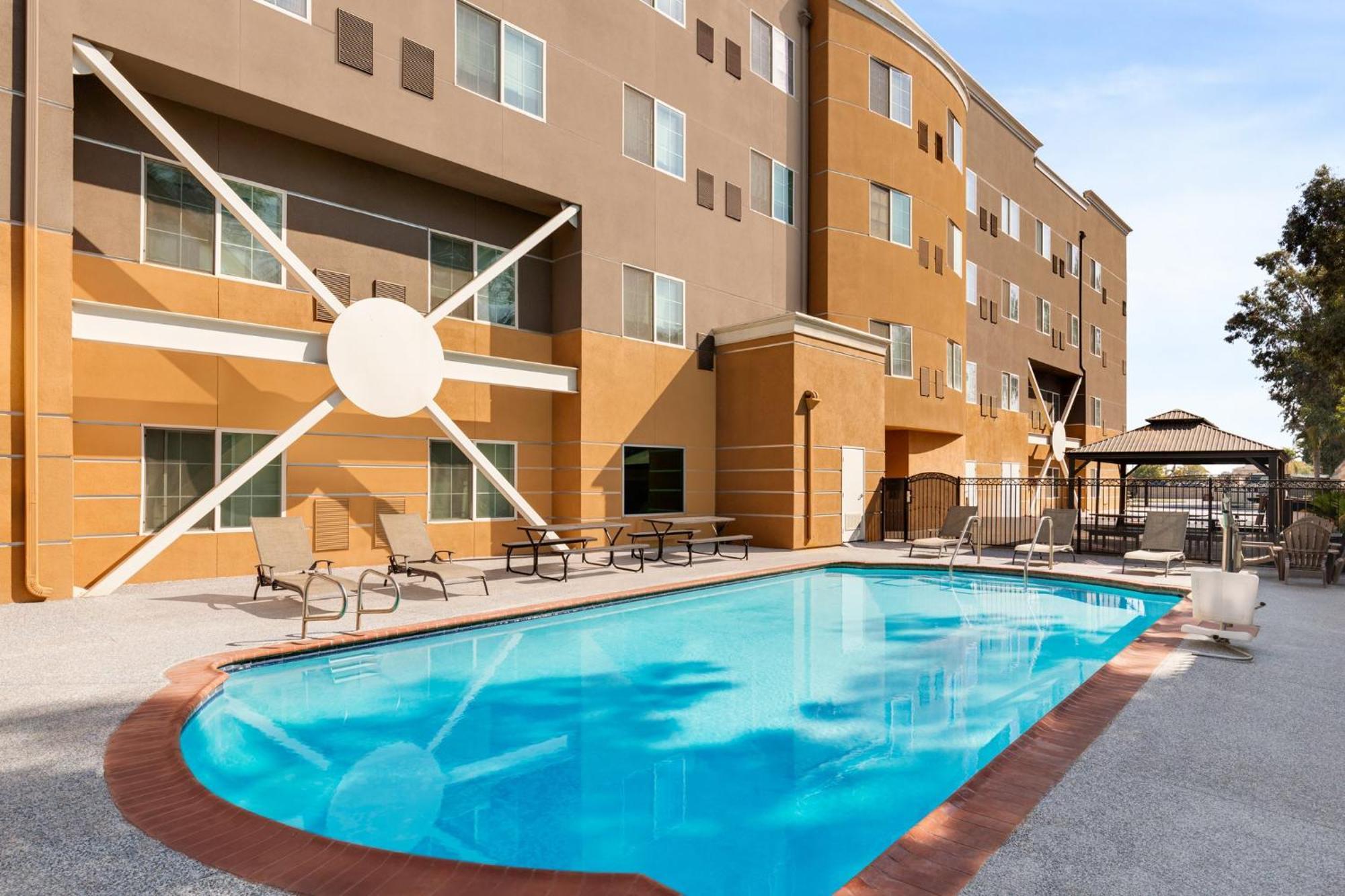 Holiday Inn Express & Suites Bakersfield Central By Ihg Екстер'єр фото