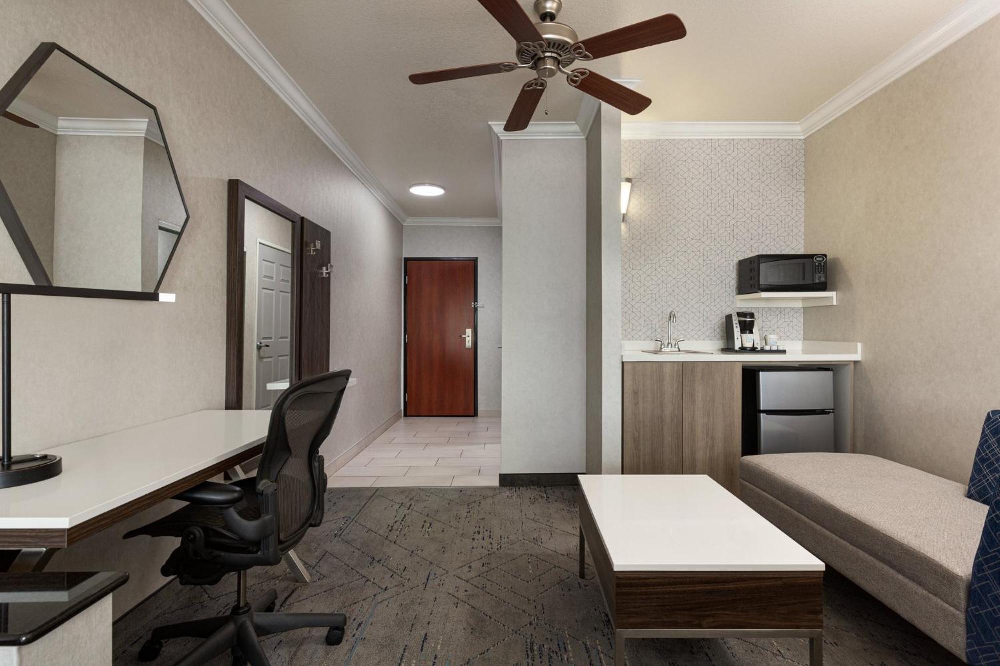 Holiday Inn Express & Suites Bakersfield Central By Ihg Екстер'єр фото