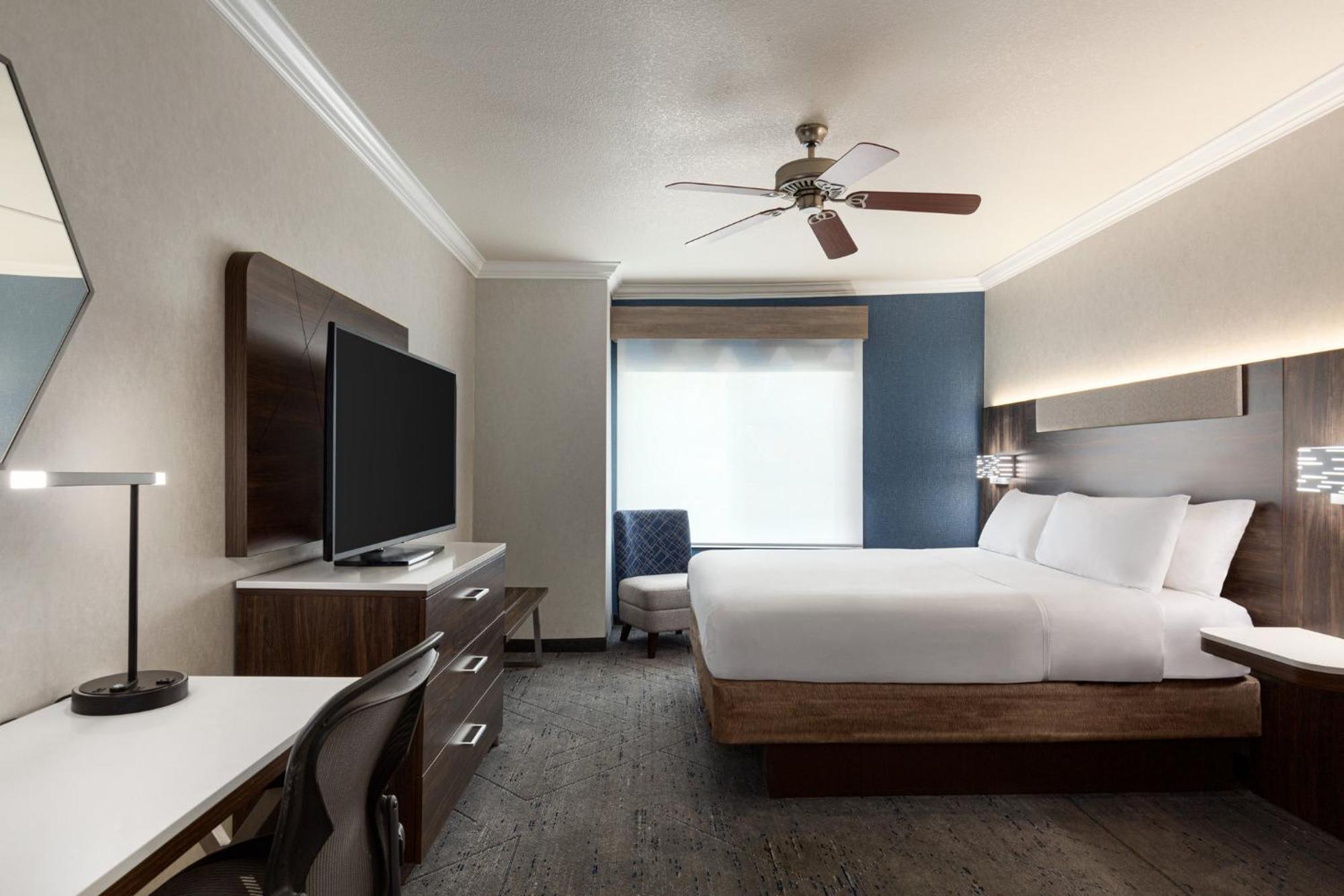 Holiday Inn Express & Suites Bakersfield Central By Ihg Екстер'єр фото