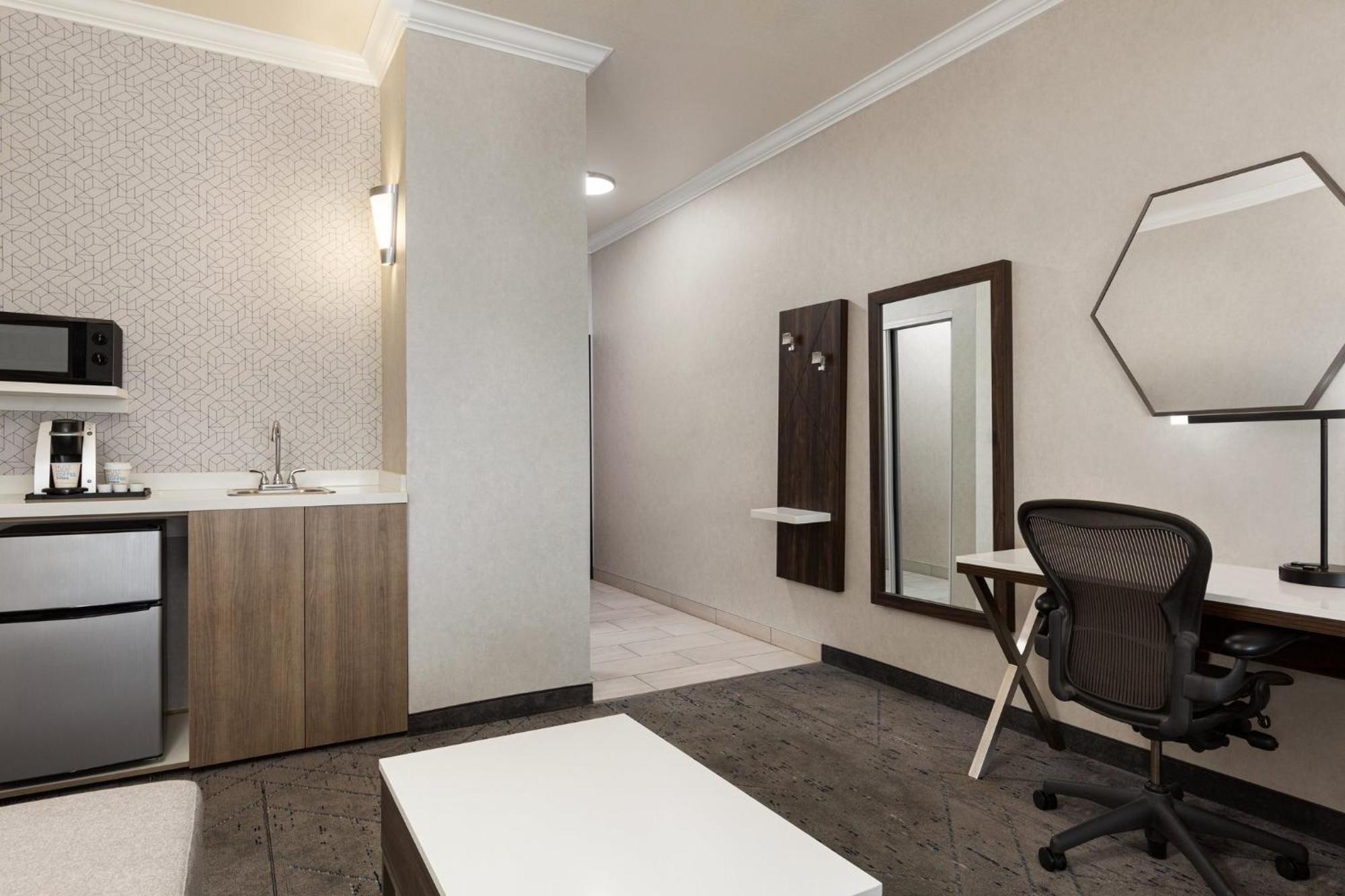 Holiday Inn Express & Suites Bakersfield Central By Ihg Екстер'єр фото
